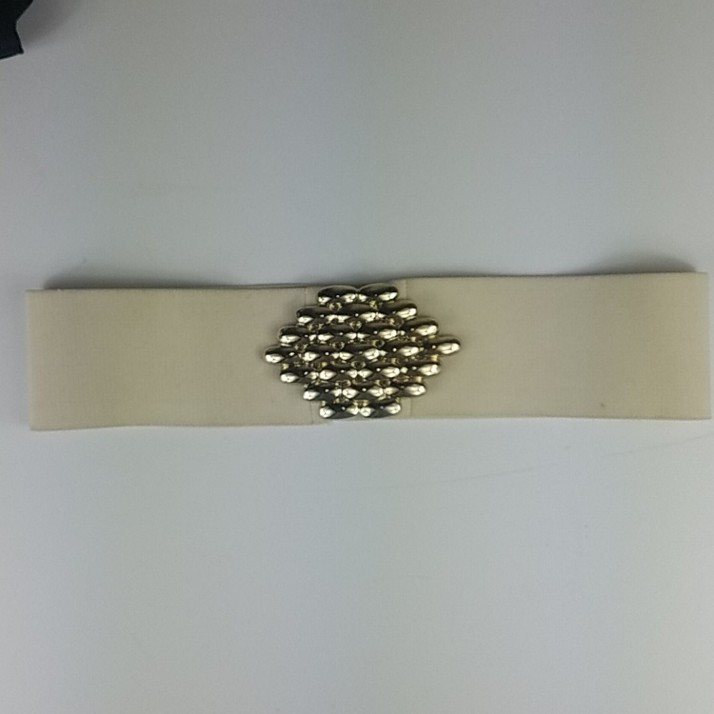Fashion belt, creme stretch belt, has Beautiful gold buckle. - Picture 5 of 6